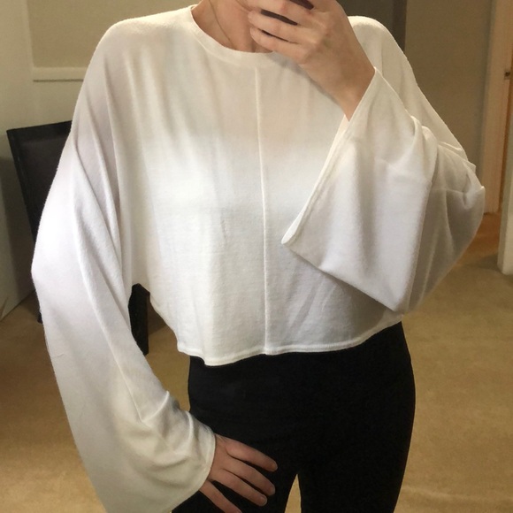 Aritzia Tops - ⭐️Aritzia Wilfred crop bell sleeve thin top❤️EUC⭐️
